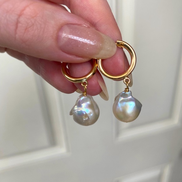 14K gold filled hoop baroque pearl earrings - Picture 4 of 6